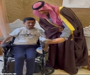 الأمير ⁧‫فيصل بن خالد بن سلطان‬⁩ يزور مواطن برفحاء أصيب بشلل رباعي جراء حادث مروري ويوجه بعلاجه