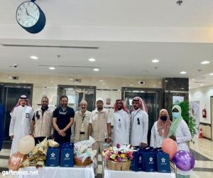 مستشفى شرق جدة يعايد الموظفين المكلفين والمرضى المنومين بعيد الأضحى المبارك