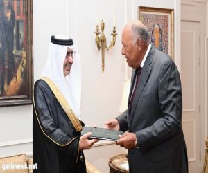 سفير المملكة لدى مصر يسلم نسخة من أوراق اعتماده لوزير الخارجية المصري.