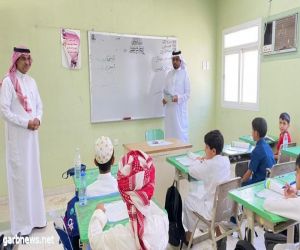 مدير تعليم الطائف يشارك أبناءه الطلاب في مدرسة غزايل  يومهم الدراسي