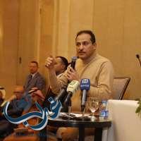 سمو السفير الأمير خالد بن فيصل متحدثاً للطلبة باللقاء الدوري بالاردن
