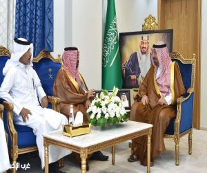 أمير نجران‬⁩ يتسلَّم التقرير السنوي لبنك التنمية الاجتماعية.