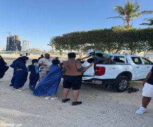 بيئة جدة توزع اكثر من٣٠٠ شتلة زراعية لمرتادي شاطئ المحازم ضمن جهود دعم مبادرة السعودية الخضراء