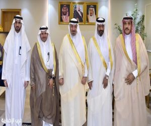 أمير نجران‬⁩ يتسلّم ويستعرض التقرير السنوي لفرع وزارة الموارد البشرية و جمعية بصائر بالمنطقة.