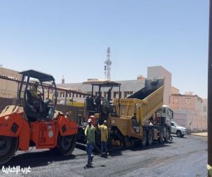 بلدية بيشة تواصل أعمال صيانة شبكات الطرق ورفع كفاءتها على مساحة تقدر بأكثر من ٢٠٠ ألف متر مربع
