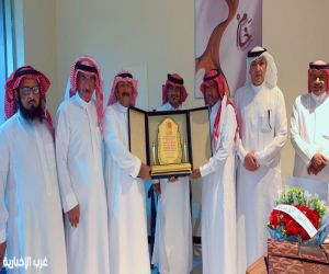 في بادرة غير مستغربة.. أولياء أمور طالبات ابتدائية بن غيثة بالفياض يكرّمون حارس المدرسة