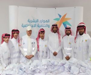 جمعية "سند" تستقبل ضيوف الرحمن بالورود والهدايا في منفذ البطحاء