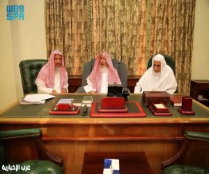سماحة مفتي عام المملكة يستقبل المستفتين ويوجّه بتكليف عدد من أصحاب الفضيلة للرد على استفسارات الحجاج