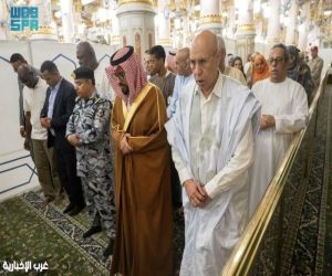 الرئيس الموريتاني يؤدي الصلاة في المسجد النبوي ويتشرف بالسلام على الرسول ﷺ