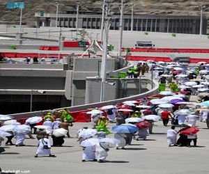 حجاج بيت الله الحرام يرمون الجمرات الثلاث في أول أيام التشريق