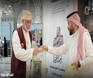 "الشؤون الإسلامية" توزع هدية خادم الحرمين الشريفين من المصاحف على الحجاج المغادرين عبر مطار المدينة المنورة