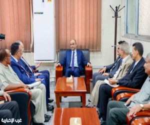 رئيس مجلس الوزراء اليمني يزور مقر وزارة المالية في العاصمة المؤقتة عدن