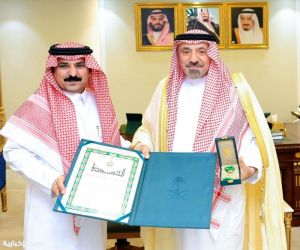 أمير نجران يسلّم رئيس مركز منادي وسام الملك عبدالعزيز من الدرجة الثالثة لتبرعه لوالدته بإحدى كليتيه