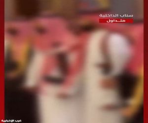 القبض على شخصين بجدة ظهرا بسلاحين ناريين في مناسبة اجتماعية