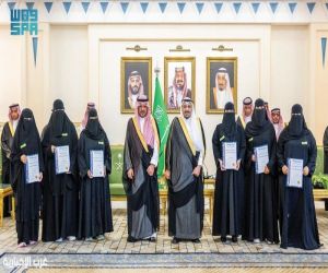أمير القصيم يكرّم 21 يتيمًا مؤهَّلًا في الحوكمة والجودة ويُشيد بتميّزهم المؤسسي