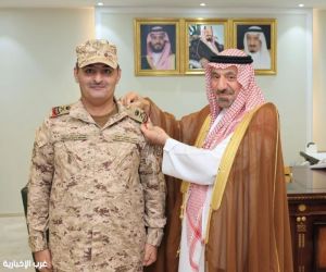 أمير نجران يقلّد مساعد قائد لواء الأمير تركي الأول بالحرس الوطني رتبته الجديدة