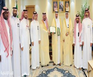 أمير نجران يثمّن جهود فريق عمل كفاءة الطاقة بالإمارة بعد تحقيق نسبة 100% في بطاقة الأداء
