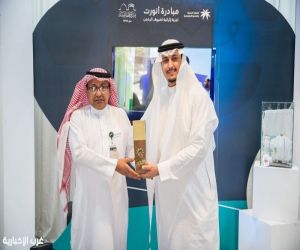 وكيل وزارة الموارد البشرية يكرم "تنمية عرعر" لتميزها في تنفيذ مبادرة “أنورت” لخدمة ضيوف الرحمن