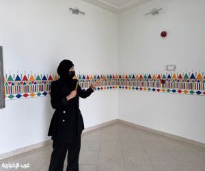 الفنانه هبة جامع تبدع في رسم جدارية بالقط العسيري