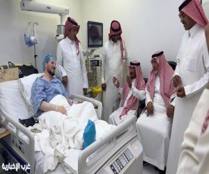 الشيخ ضيف الله الدويرج يطمئن على صحة الشيخ مبارك هلان الوردة