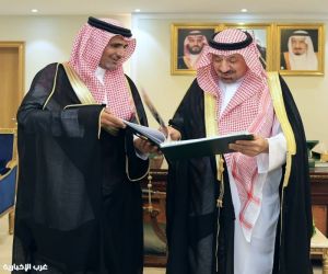 ‏⁧‫أمير نجران‬⁩ يتسلّم التقرير نصف السنوي لفرع مركز الملك عبدالعزيز للتواصل الحضاري بالمنطقة.