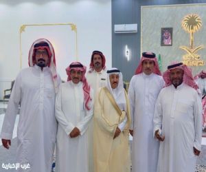 بحضور عضو الشورى المهندس مطلق الشراري الأستاذ ضيف الله الثويني يحتفل بزواج ابنه صالح