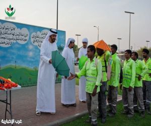 برعاية الشيخ سالم بن ركاض توزيع مظلات واقية من حرارة الصيف على العمال في مدينة العين