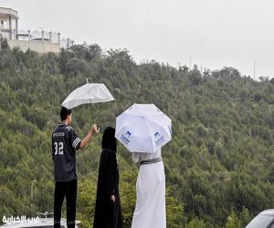 أمطار وضباب الباحة يرسمان لوحة صيفية ساحرة تجذب الزوار