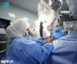 مركز الملك عبدالله التخصصي للأذن يُجري أول عملية زراعة قوقعة باستخدام اليد الروبوتية