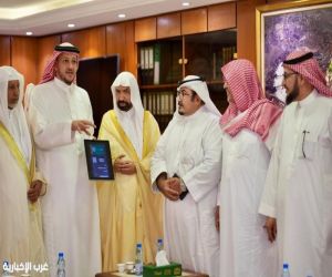 رئاسة الشؤون الدينية تسلّم كبار المطوفين الرخصة الأولى عبر تطبيق توكلنا