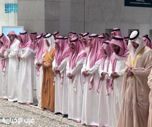 نائب أمير مكة المكرمة يؤدي صلاة الميت على والدة الأمير فهد بن مقرن بن عبدالعزيز