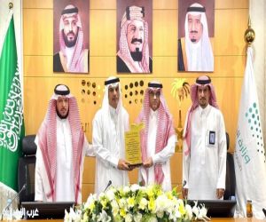 الغامدي  يكرم الزميل المورقي بعد حصوله على درجة الدكتوراه