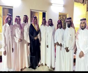 شيخ شمل قبيلة الشرارات يعزي عائلة ابورشيده في وفاة الفقيد حران علي رحمه الله