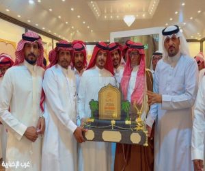 الشاعر والراوي خميس المخيمر يكرم “وسم الشمال” ويقيم مأدبة عشاء لأبناء أخيه حضيري رحمه الله