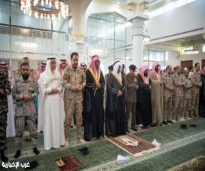نائب أمير مكة يؤدي صلاة الغائب على مفتي المملكة في جامع الملك سلمان بجدة
