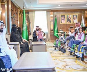 أمير جازان يستقبل أطفال مركز جمعية ذوي الإعاقة ويشيد بجهودهم التأهيلية