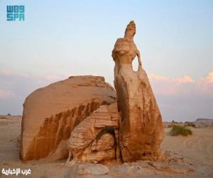 أي صخرة ترتدي ثوبها وسط الرمال؟