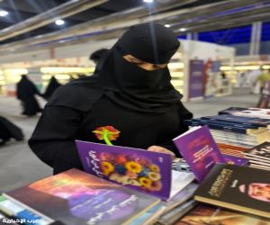 منيرة توقع على "أنثى من الورد" في "كتاب الرياض"