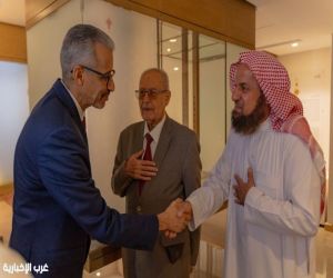 جولة لوفد معهد المخطوطات العربية في مركز الملك فيصل وإهداءات لإصدارات علمية متخصصة