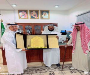 مدارس بيان الأهلية تكرم الدكتور محمد مرضي الهزيل