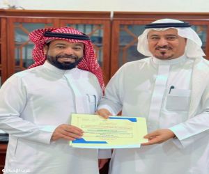 تكريم صحيفة غرب الإخبارية من مالك مدارس بيان الأهلية بمحافظة طبرجل