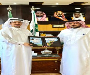 مدير فرع وزارة البيئة بعسير يستقبل  العبدلي ويطّلع على إصداراته العلمية