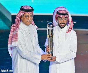 رئيس الاتحاد الآسيوي يتوّج سالم الدوسري بجائزة أفضل لاعب آسيوي 2025