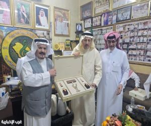 من أبها البهية .. عبد الله القحطاني يكرم الشاعر عبدالإله دشيشه في مقر فرقة أبو سراج