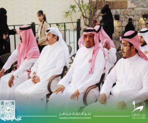 أمين عام غرفة الطائف يُسلّم جوائز مسابقة "الطائف.. بين الضو والظل