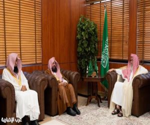 سماحة المفتي العام للمملكة يستقبل معالي رئيس الشؤون الدينية وعددًا من أصحاب الفضيلة أئمة وخطباء ومؤذني الحرمين الشريفين