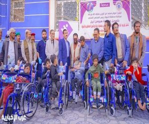 محافظ شبوة يدشن مشروع توزيع كراسي للطلاب من ذوي الإعاقة