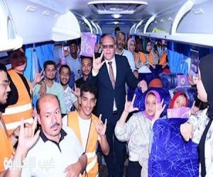 رئيس جامعة سوهاج وسط طلاب ذوي الإعاقة أثناء نقلهم للمقرات الانتخابية