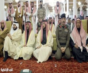 نائب أمير منطقة عسير يؤدي صلاة الإستسقاء مع جموع المصلين في جامع الملك فيصل بأبها