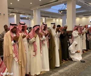 محافظ صبيا يؤدي صلاة الاستسقاء مع جموع المصلين في جامع الراجحي بالمحافظة